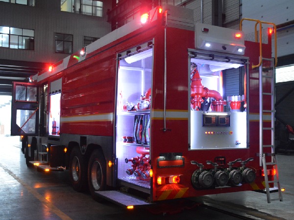 水罐泡沫消防車市電輸入次要為駐車空調(diào)或車內(nèi)設(shè)備供電8