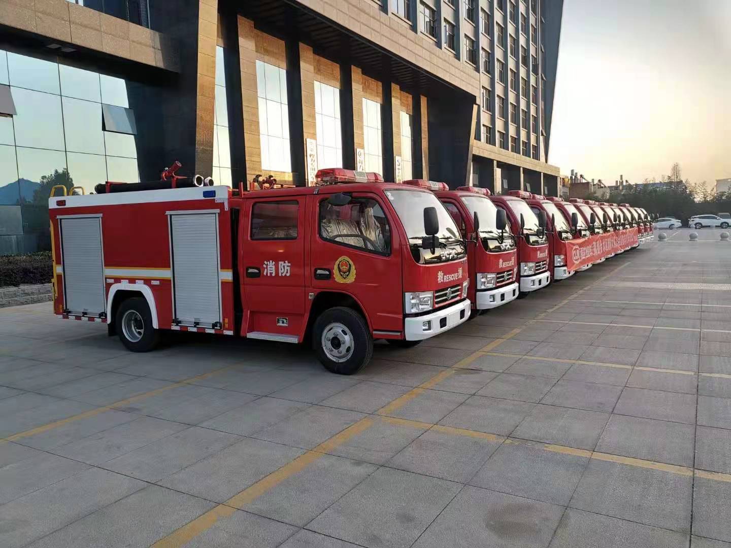 駕駛室四周加拆無一圈紅藍兩色爆閃燈？重型水罐消防車
